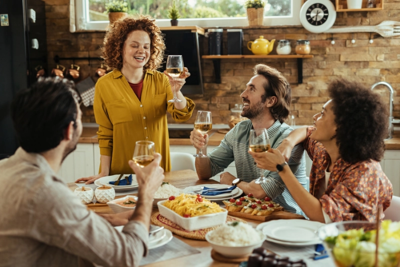 Friends enjoying a meal together without IBS anxiety, representing food freedom in the personalization phase.